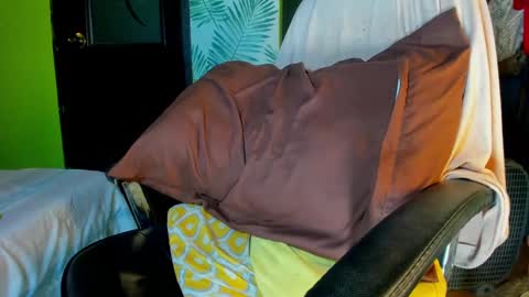 Snapshot of hungasiangirl chatting on 8, 1, 2025 help me make 25000 tokens for my mother HEARING aid online show from 8, 1, 2025