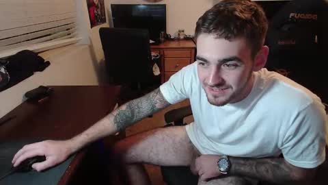 Snapshot of hungmtnman2256 chatting on 4, 12, 2025 hungmtnman2256 online show from 4, 12, 2025