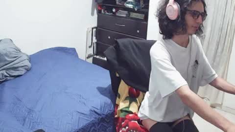 Snapshot of hxxyro1 chatting on 28, 4, 2026 hxxyro1 online show from 28, 4, 2026