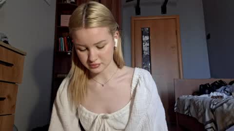 Snapshot of ilianamessersmith chatting on 3, 4, 2026 ShyLuna online show from 3, 4, 2026