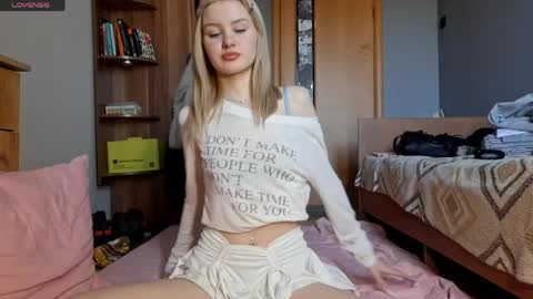 Snapshot of ilianamessersmith chatting on 24, 4, 2026 ShyLuna online show from 24, 4, 2026