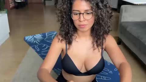 Snapshot of illaroom chatting on 28, 1, 2025 Kloe online show from 28, 1, 2025