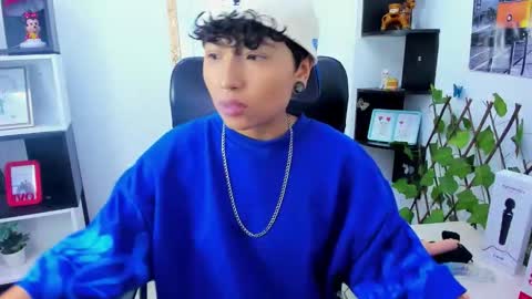 Snapshot of im_mathias chatting on 12, 10, 2025 mathias online show from 12, 10, 2025