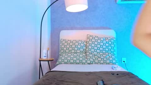 Snapshot of im_nova_w chatting on 18, 10, 2025 nova online show from 18, 10, 2025