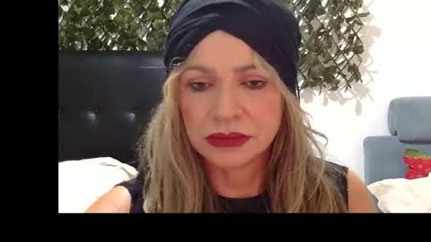 Snapshot of im_sharonr chatting on 5, 11, 2025 Sharon online show from 5, 11, 2025