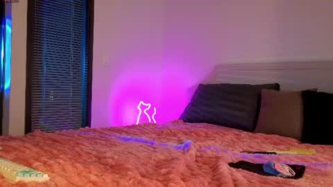 Snapshot of inchcaser chatting on 28, 7, 2026 Dina Help me reach 100 likes online show from 28, 7, 2026