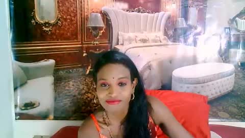 Snapshot of indianlovebug chatting on 7, 10, 2025 Leah online show from 7, 10, 2025