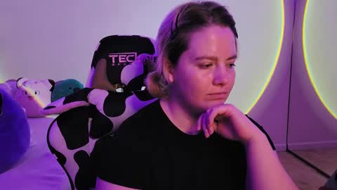 Snapshot of internetfairy_xo chatting on 15, 12, 2024 Faye online show from 15, 12, 2024