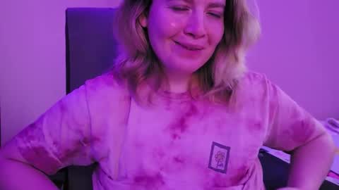 Snapshot of internetfairy_xo chatting on 22, 10, 2025 Faye online show from 22, 10, 2025