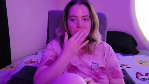 Snapshot of internetfairy_xo chatting on 27, 11, 2025 Faye online show from 27, 11, 2025