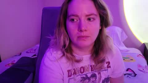 Snapshot of internetfairy_xo chatting on 4, 12, 2025 Faye online show from 4, 12, 2025