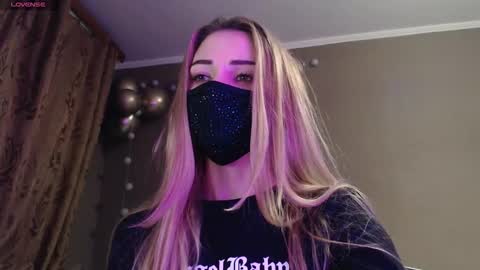 Snapshot of iris_lave chatting on 16, 11, 2025 Lily online show from 16, 11, 2025