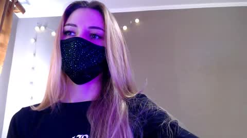 Snapshot of iris_lave chatting on 4, 12, 2025 Lily online show from 4, 12, 2025