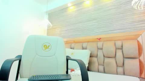 Snapshot of isaa_stone chatting on 27, 10, 2025 Isa online show from 27, 10, 2025