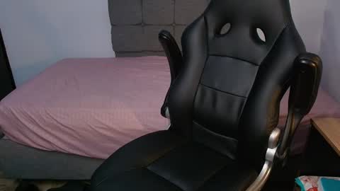 Snapshot of isaac_sttone01 chatting on 31, 5, 2026 muscle isaac online show from 31, 5, 2026