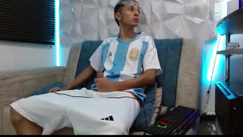 Snapshot of isaac_tan chatting on 8, 9, 2025 Isaac tan online show from 8, 9, 2025