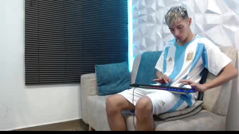 Snapshot of isaac_tan chatting on 20, 9, 2025 Isaac tan online show from 20, 9, 2025