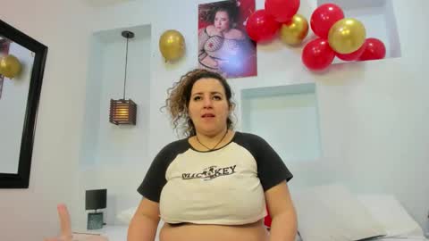 Snapshot of isabela_parkerr chatting on 9, 10, 2025 Mommy Isa online show from 9, 10, 2025