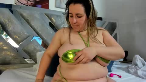 Snapshot of isabela_parkerr chatting on 16, 1, 2026 Mommy Isa online show from 16, 1, 2026