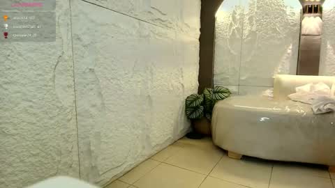 Snapshot of isabella__r chatting on 8, 3, 2026 Isa online show from 8, 3, 2026