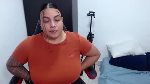 Snapshot of isabella_hots chatting on 5, 12, 2024  estefania online show from 5, 12, 2024