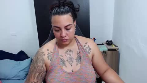 Snapshot of isabella_hots chatting on 5, 2, 2025  estefania online show from 5, 2, 2025