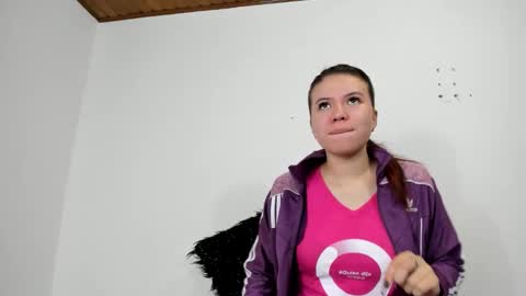 Snapshot of isabella_jaramillo chatting on 8, 11, 2025 isabella_jaramillo online show from 8, 11, 2025