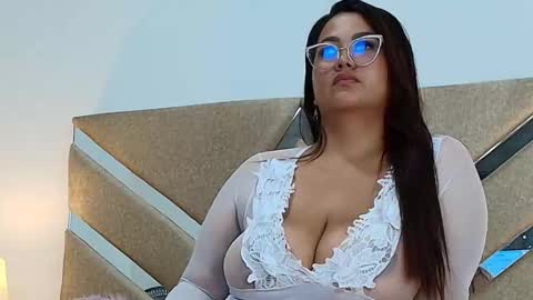 Snapshot of isabellmendez_ chatting on 5, 3, 2025 IsabellMendez online show from 5, 3, 2025