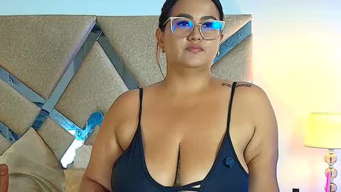 Snapshot of isabellmendez_ chatting on 10, 9, 2025 IsabellMendez online show from 10, 9, 2025
