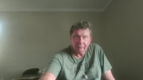 island625103 online show from 28, 9, 2025