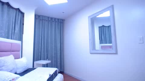 issadorajames online show from 17, 2, 2025