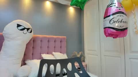 issadorajames online show from 5, 10, 2025