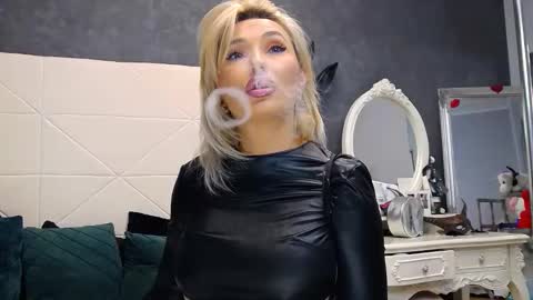 IssaSmyth online show from 29, 9, 2025