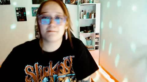 Snapshot of issis_demon chatting on 21, 12, 2024 Yiz online show from 21, 12, 2024