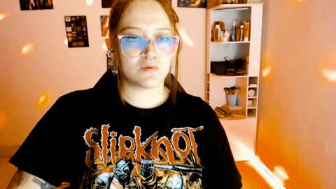 Snapshot of issis_demon chatting on 28, 12, 2024 Yiz online show from 28, 12, 2024