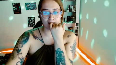 Snapshot of issis_demon chatting on 17, 2, 2025 Yiz online show from 17, 2, 2025