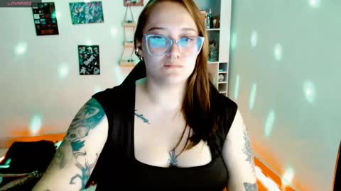 Snapshot of issis_demon chatting on 23, 2, 2025 Yiz online show from 23, 2, 2025