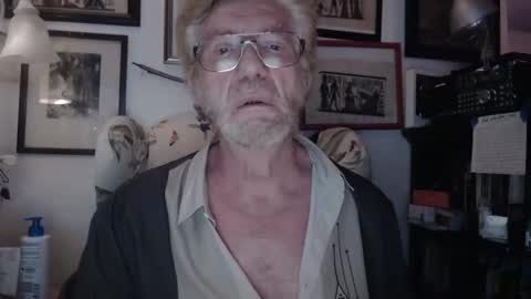 Snapshot of isubmissiveslut chatting on 4, 5, 2026 ImYourBitch online show from 4, 5, 2026