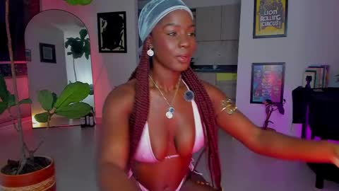 Snapshot of itslau_ chatting on 5, 4, 2026 lau online show from 5, 4, 2026