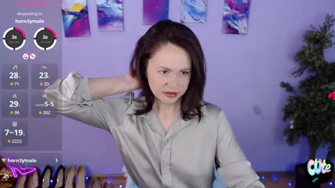 Queen of nylon  Victoria online show from 2, 2, 2025