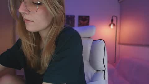 Linda Sofia help me get to 100 thumbs up online show from 23, 11, 2025