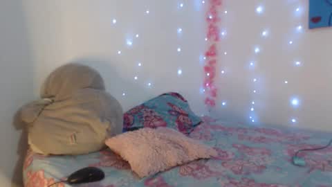 Snapshot of jade_watson19 chatting on 17, 12, 2025 Jade Watson online show from 17, 12, 2025