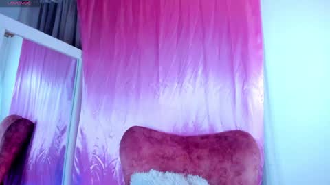 jade white  online show from 29, 1, 2025