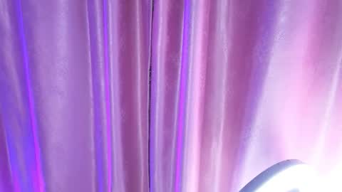 jade white  online show from 6, 1, 2026