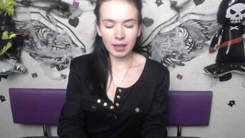 JasmineKouch online show from 5, 11, 2025