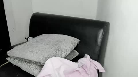 Snapshot of jean_and_isabel chatting on 1, 11, 2025 jean_and_isabel online show from 1, 11, 2025