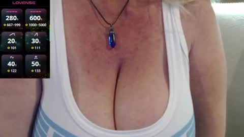 Snapshot of jennadeluxe chatting on 22, 4, 2026 Jenna online show from 22, 4, 2026