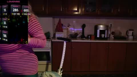 Snapshot of jennadeluxe chatting on 28, 4, 2026 Jenna online show from 28, 4, 2026