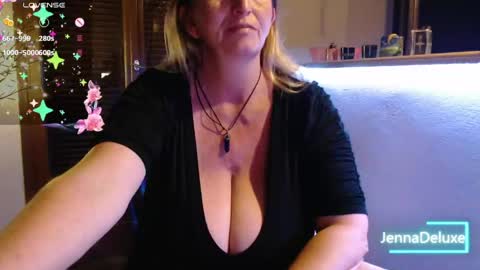 Snapshot of jennadeluxe chatting on 31, 5, 2026 Jenna online show from 31, 5, 2026