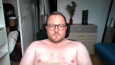 jeuneloup92 online show from 9, 9, 2025